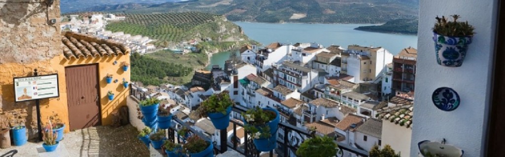de kleine witgewassen dorpjes in Andalusië: Iznajar