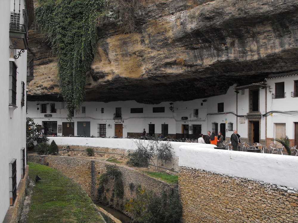 Het kleine witgewassen dorp, gebouwd tegen de rotsen langs de rivier – geniet van een lunch onder de rotsen van Setenil de las Bodegas