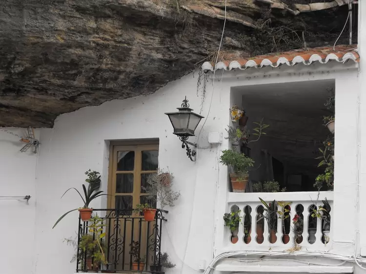 Het kleine witte dorp, gebouwd tegen de rotsen: Setenil de las Bodegas