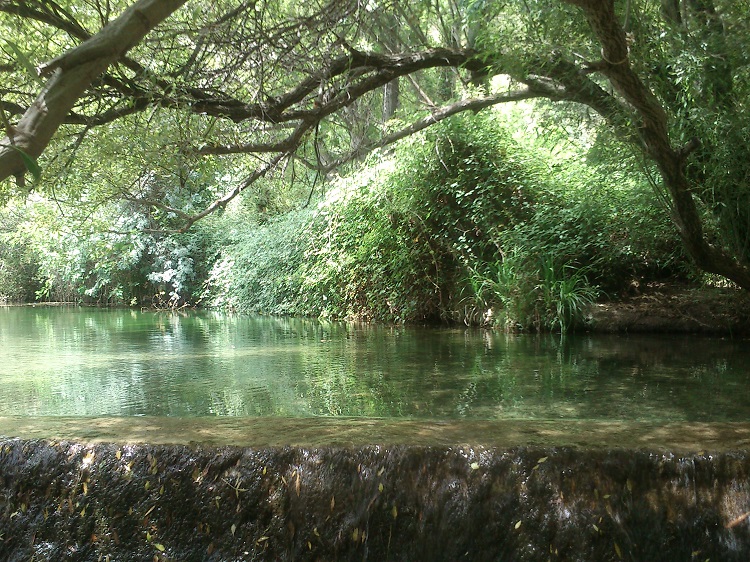 Een geweldig, mooie natuurlijke poel van gesmolten water uit de bergen van natuurpark Sierra de las Nieves
