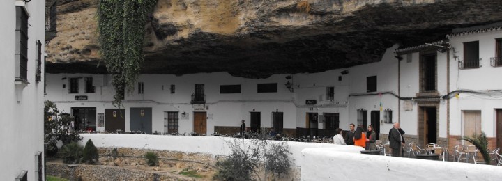 Het kleine witte dorp, gebouwd tegen de rotsen: Setenil de las Bodegas