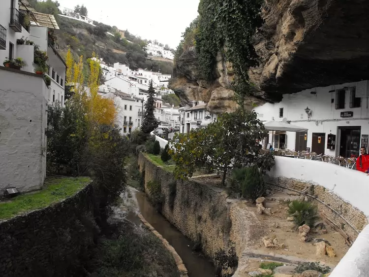 Het kleine witte dorp, gebouwd tegen de rotsen: Setenil de las Bodegas