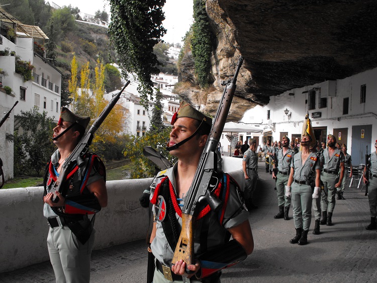Parade van het Spaanse legioen in Setenil de las Bodegas