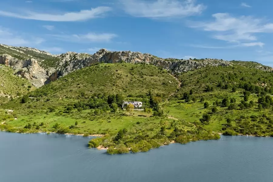 Finca in natuurpark bij het meer