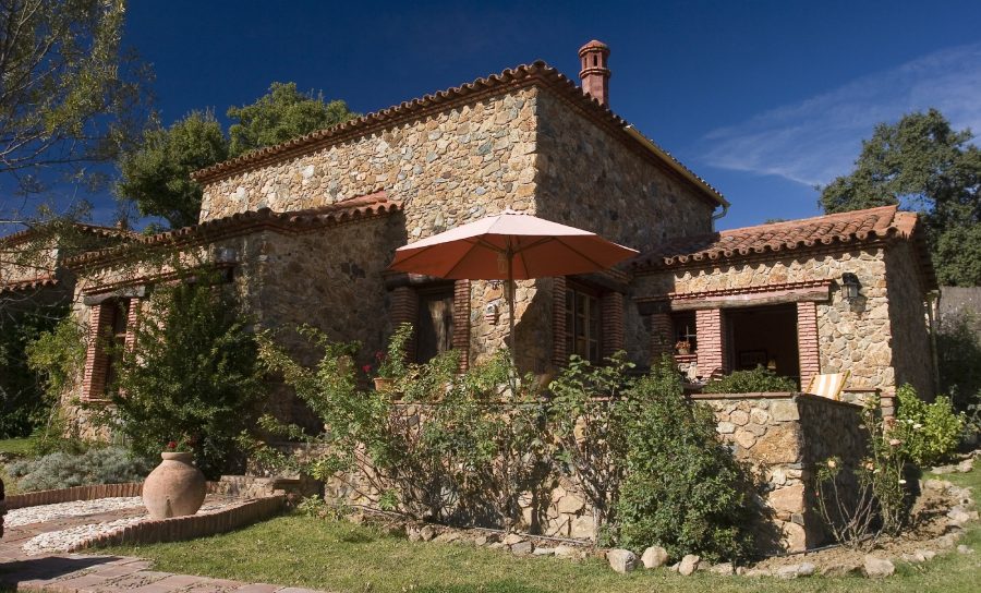 Stenen huisjes in de prachtige vallei dicht bij het natuurreservaat de Sierra de Aracena