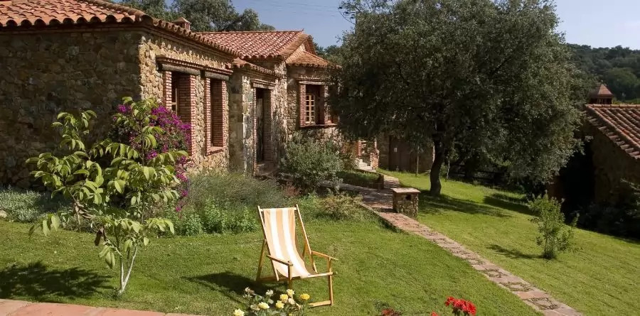 Stenen huisjes in de prachtige vallei dicht bij het natuurreservaat de Sierra de Aracena