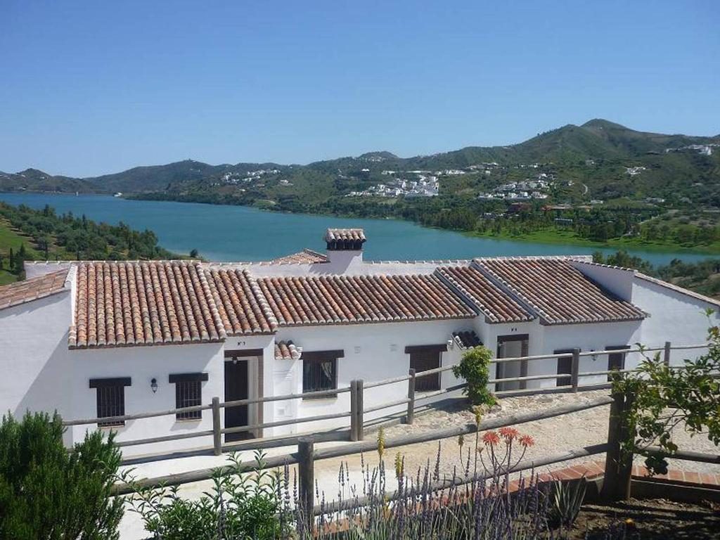 Super mooie en leuke huisjes voor 4-6 personen, direct aan het Viñuela meer