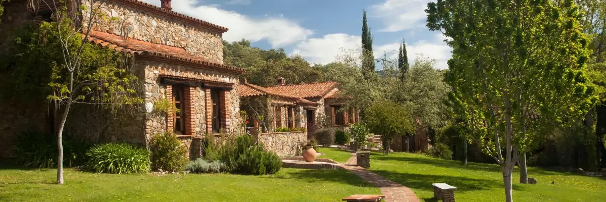 Stenen huisjes bij het natuurreservaat de Sierra de Aracena