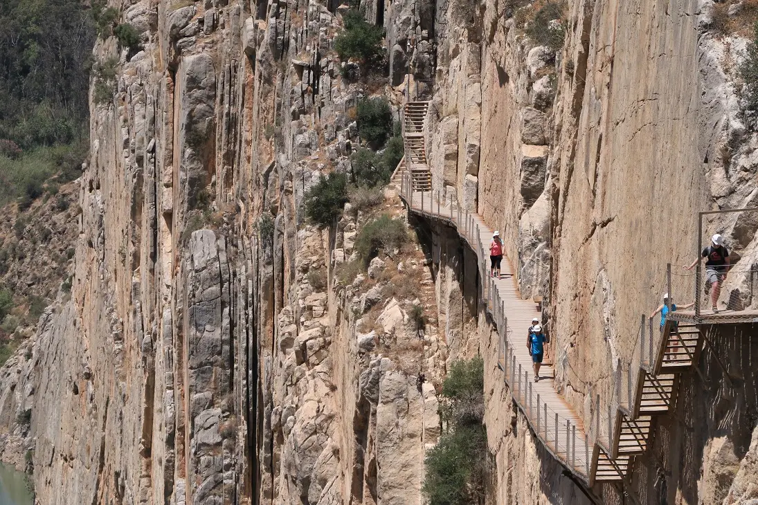 Het oude koningspad is te zien onder de nieuwe Caminito del Rey - met Caminito del Rey tickets