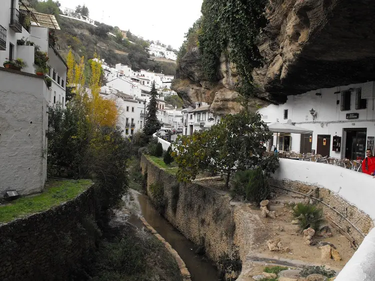 Straat in Setenil de las Bodegas