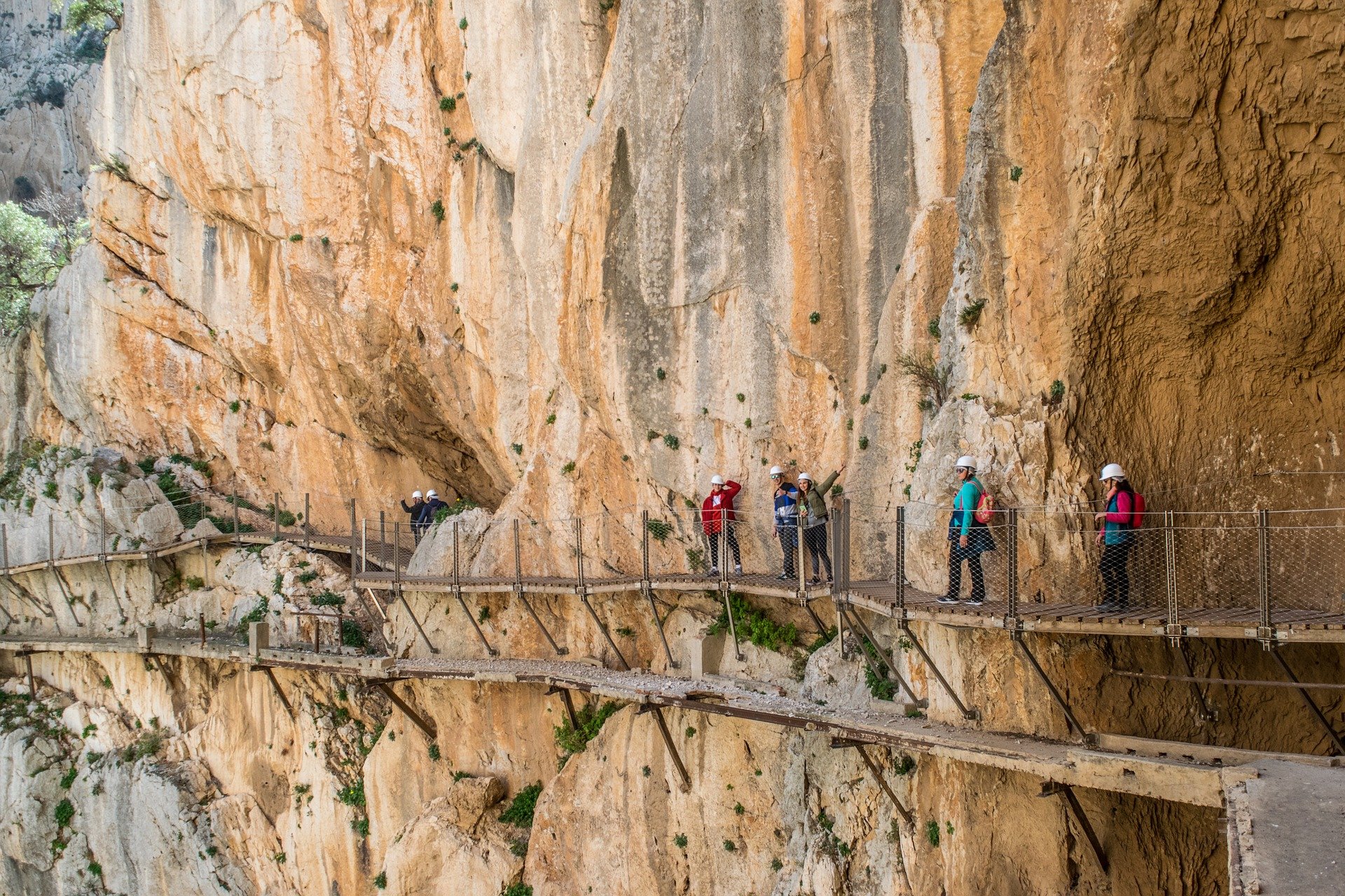 Het oude koningspad is te zien onder de nieuwe Caminito del Rey - met Caminito del Rey tickets