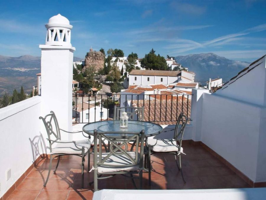 Terras in witte dorp Comares, Andalusië