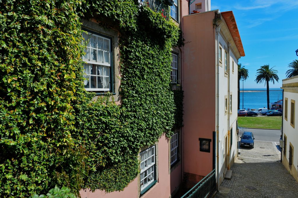 Gerestaureerd oud herenhuis in één van de beste buurten van Porto: Foz Velha.