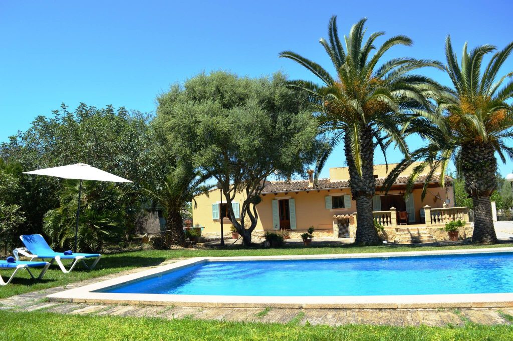 Super mooi landhuis voor 4-6 personen in Mallorcaanse stijl midden in de natuur.