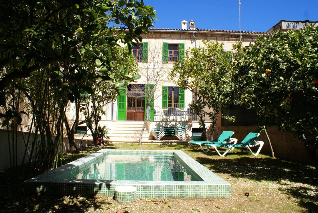 Gerenoveerd huis in Mallorcaanse stijl met tuin en zwembad, op 5 min. van het historische centrum.