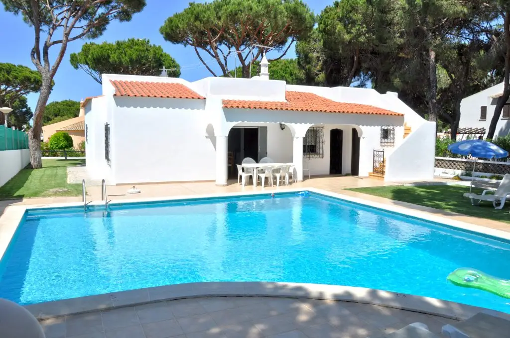 Een traditionele Portugese villa voor 9 personen, gelegen op een golflocatie in Villamoura
