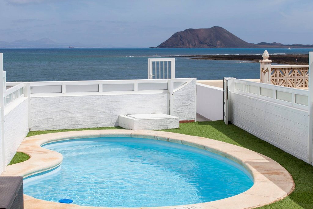 Stijlvolle villa, voor 4 personen, aan zee, met zwembad en uitzicht op Lanzarote