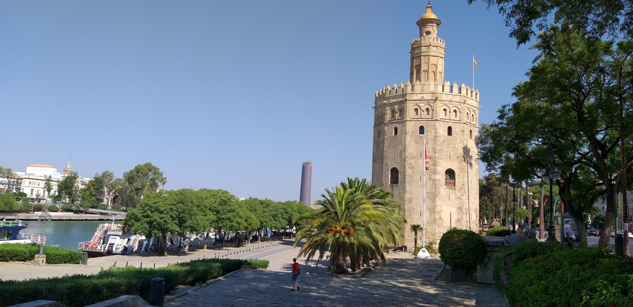 de Gouden Toren, Torre del Oro, nabij Real Alcazar en Sevilla kathedraal