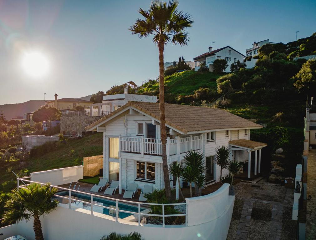 Houten huis op het strand – Increíble Villa de madera con vistas al mar