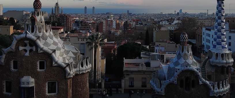 Gaudí's pannenkoekachtige huizen in Park Güell – en het uitzicht over de stad Barcelona