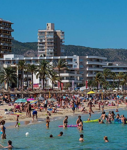 Betonnen constructies aan het strand - en overtoerisme - op de Canarische Eilanden